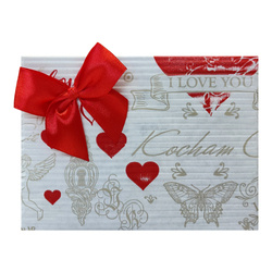 Pakowanie na prezent w papier ecru z napisami "Kocham Cię" i czerwoną kokardką